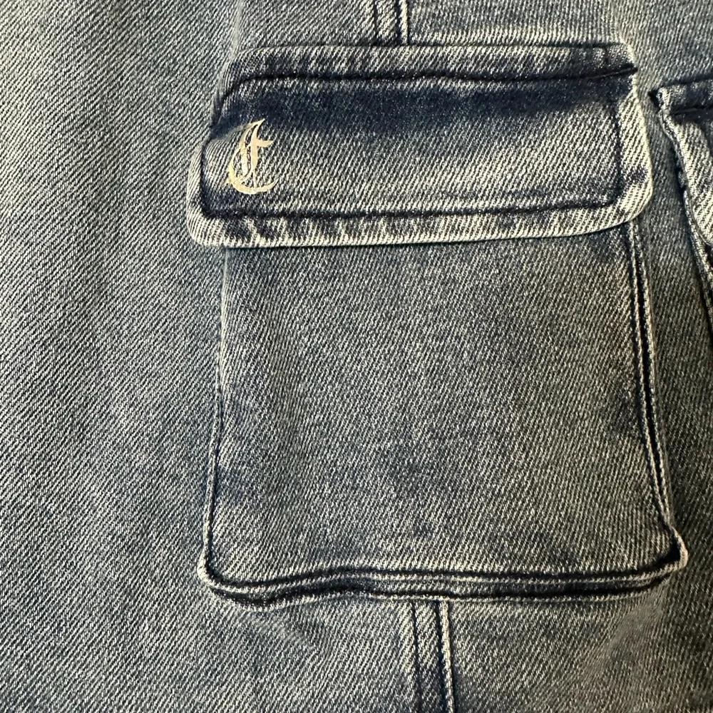 Juicy Couture Denim Medium Wash Cargo
Mini Skirt Size 32 NWT - Picture 6 of 9